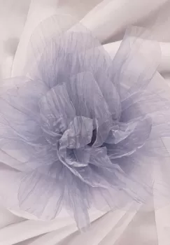 Brosa floare din organza creponata cu diamtetru de 20 cm, cu clips pentru par, gri deschis imagine