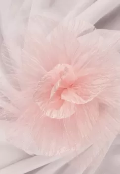 Brosa floare din organza creponata cu diamtetru de 20 cm, cu clips pentru par, roz deschis imagine