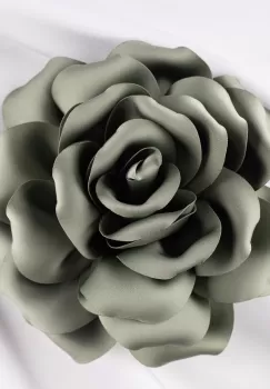 Brosa floare kaki satinata cu diamtetru de 15 cm, cu clips pentru par imagine