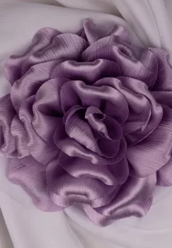 Brosa floare lila satinata si usor creponata cu diamtetru de 15 cm, cu clips pentru par imagine