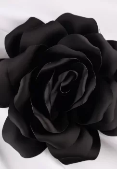 Brosa floare neagra satinata cu diamtetru de 15 cm, cu clips pentru par imagine