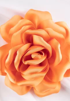 Brosa floare portocaliu deschis satinata cu diamtetru de 15 cm, cu clips pentru par imagine