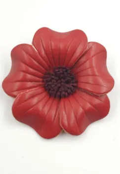 Brosa floare rosie cu petale rotunjite din piele naturala, executata manual imagine