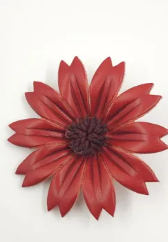 Brosa floare rosie din piele naturala, executata manual imagine