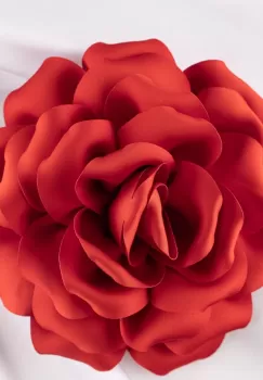 Brosa floare rosie satinata cu diamtetru de 15 cm, cu clips pentru par imagine