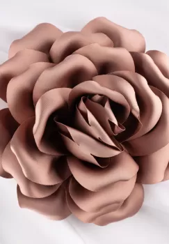 Brosa floare roz prafuit satinata cu diamtetru de 15 cm, cu clips pentru par imagine