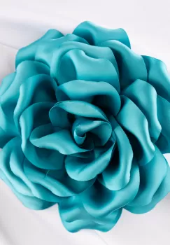 Brosa floare turcoaz satinata cu diamtetru de 15 cm, cu clips pentru par imagine