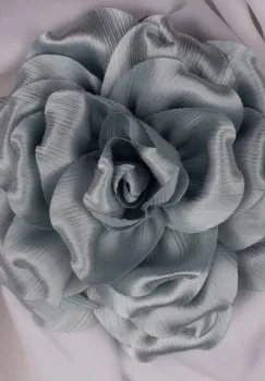 Brosa floare verde menta satinata si usor creponata cu diamtetru de 15 cm, cu clips pentru par imagine