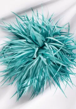 Brosa franjuri textil turcoaz usor satinata cu diamtetru de 15 cm, cu clips pentru par imagine