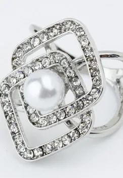 Brosa inel pentru esarfa cu forma geometrica argintie cu pietricele albe si perla imagine