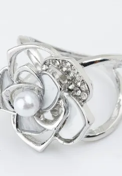 Brosa inel pentru esarfa, floare argintie cu pietricele albe si perla imagine