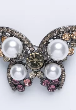 Brosa metalica argintie cu forma unui fluture cu perle sintetice si pietricele aurii si roz imagine