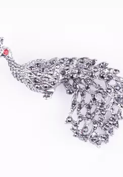 Brosa metalica argintie cu pietricele mici, paun cu coada mare imagine