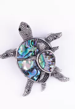 Brosa metalica argintie cu scoica naturala paua shell si pietricele argintii, broscuta testoasa cu pui imagine