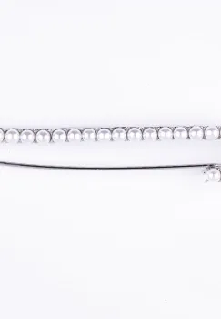 Brosa metalica argintie tip ac cu perle sintetice albe imagine