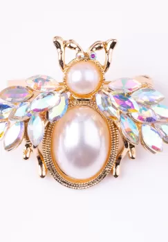 Brosa metalica aurie albinuta cu perle sintetice si pietre stralucitoare imagine