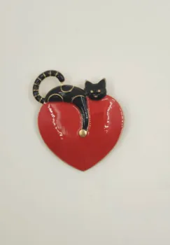 Brosa metalica aurie pisicuta neagra pe inima rosie imagine