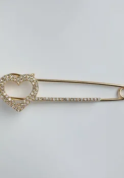 Brosa metalica aurie tip ac cu inima si pietricele fine albe imagine