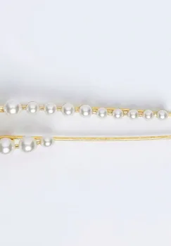 Brosa metalica aurie tip ac cu perle sintetice albe imagine