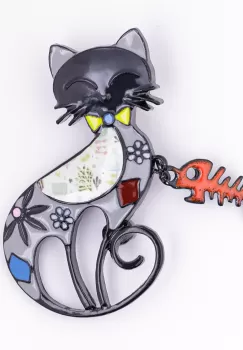 Brosa metalica neagra pisica cu pestisor atarnat la gat, gri si rosu imagine