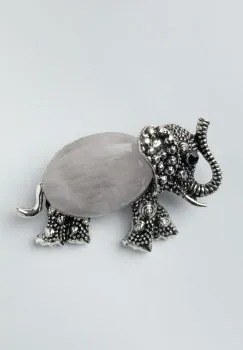 Brosa pandant metalica argintie, elefant cu trompa in sus si corp din cuart roz imagine