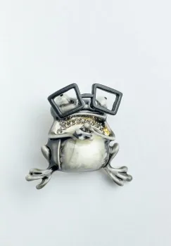 Brosa pandant metalica broscuta gri cu ochelari negri si pietricele imagine