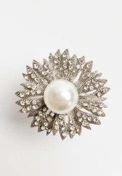 Brosa pentru esarfa, floare argintie cu pietricele albe si perla sintetica imagine