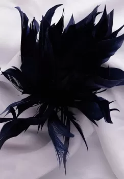 Brosa puf pene bleumarin cu diamtetru de 20 cm, cu clips pentru par imagine