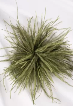 Brosa puf pene fine kaki cu diamtetru de 15 cm, cu clips pentru par imagine