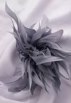 Brosa puf pene gri deschis cu diamtetru de 20 cm, cu clips pentru par imagine