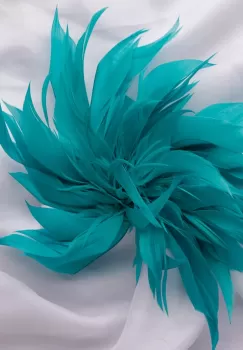 Brosa puf pene turcoaz cu diamtetru de 20 cm, cu clips pentru par imagine