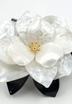 Brosa statement in forma de floare, din rasina, cu efect de sidef, alb-negru imagine