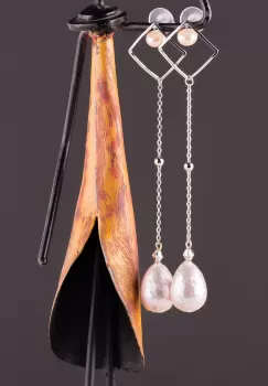 Cercei argintii lungi cu lant si perla sintetica imagine