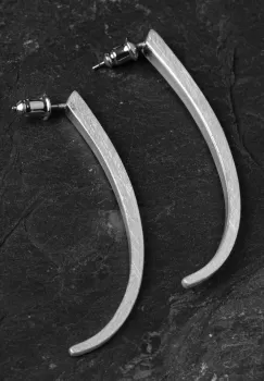 Cercei argintii satinati cu forma de bara curbata imagine