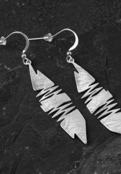 Cercei argintii satinati cu forma ovala neregulata cu zig-zag imagine