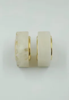 Cercei aurii in forma rectangulara cu tija din argint 925 si rasina alba imagine