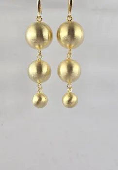 Cercei aurii lungi cu bile satinate in cascada si tija din argint 925 imagine