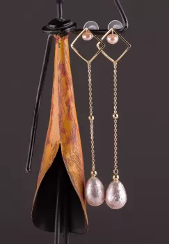 Cercei aurii lungi cu lant si perla naturala imagine