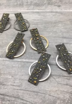 Cercei Ceres in forme circulare armonioase si dreptunghi cu cristale, din alama placata cu gun metal imagine