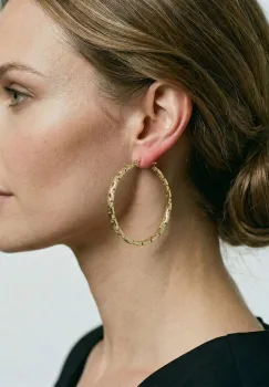 Cercei creole aurii cu design geometric si tija din argint 925 imagine