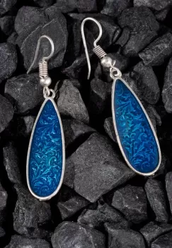 Cercei cu forma de picatura din zamac cu o fata gravata si una emailata albastra imagine