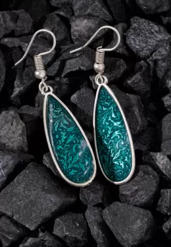 Cercei cu forma de picatura din zamac cu o fata gravata si una emailata turcoaz imagine