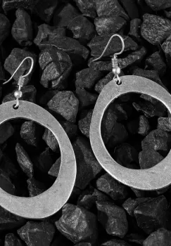 Cercei cu forma ovala din zamac cu aspect lucrat manual imagine