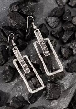 Cercei cu forma rectangulara abstracta si aspect neregulat, din zamac imagine