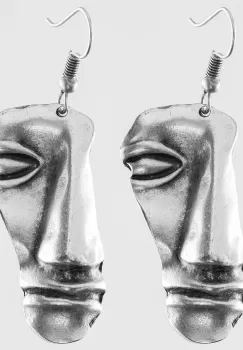 Cercei din zamac cu forma de fata umana din fresca imagine
