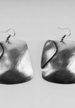 Cercei din zamac cu forma patrata usor neregulata imagine