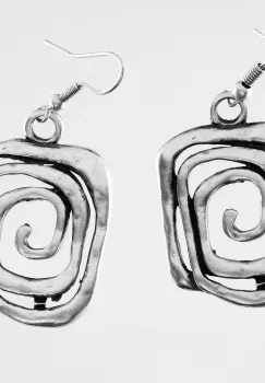 Cercei din zamac cu forma rectangulara de labirint imagine