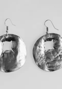 Cercei din zamac in forma de cerc cu gaura neregulata imagine