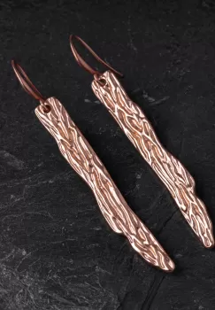 Cercei din ZAMAC placat cu aur cu forma de bara cu striatii, auriu mat imagine