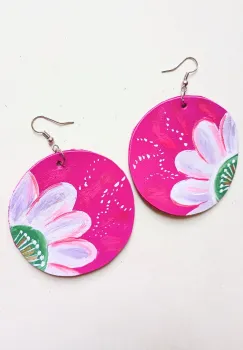 Cercei handmade ,din piele naturala cyclame ,pictati manual cu crizanteme,unicat imagine